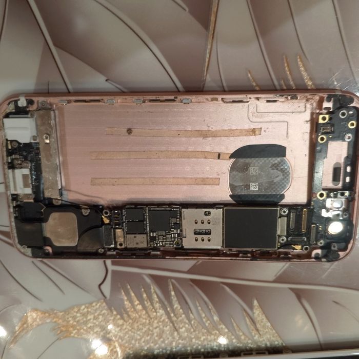 Продам iPhone s .