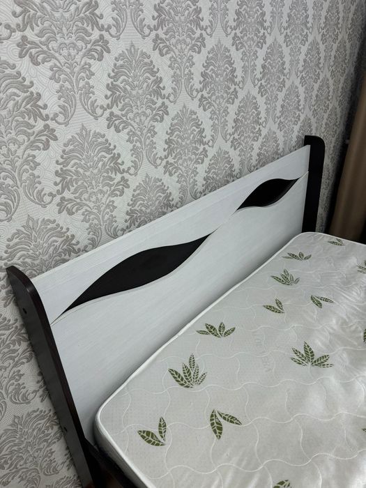 Продам кровать с матрасом