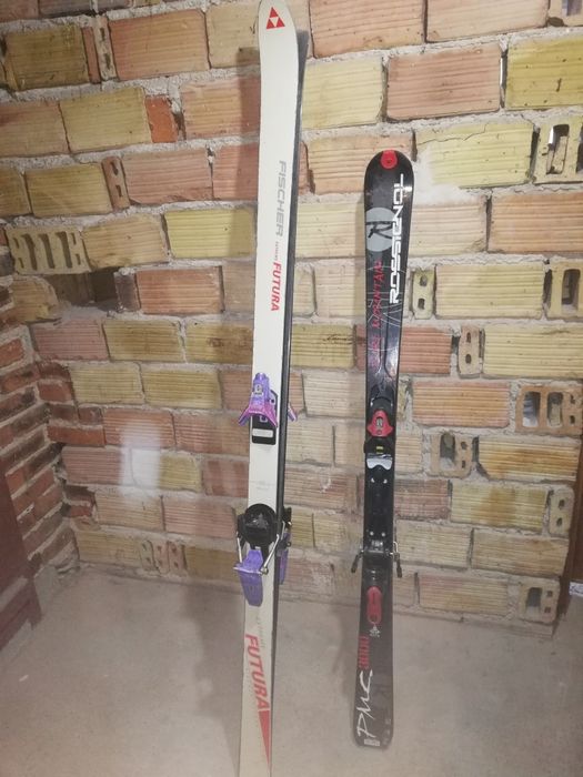 Два чифта ски различни размери