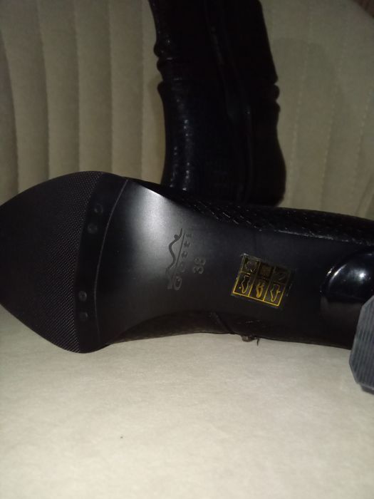 Ботинки кожанные.