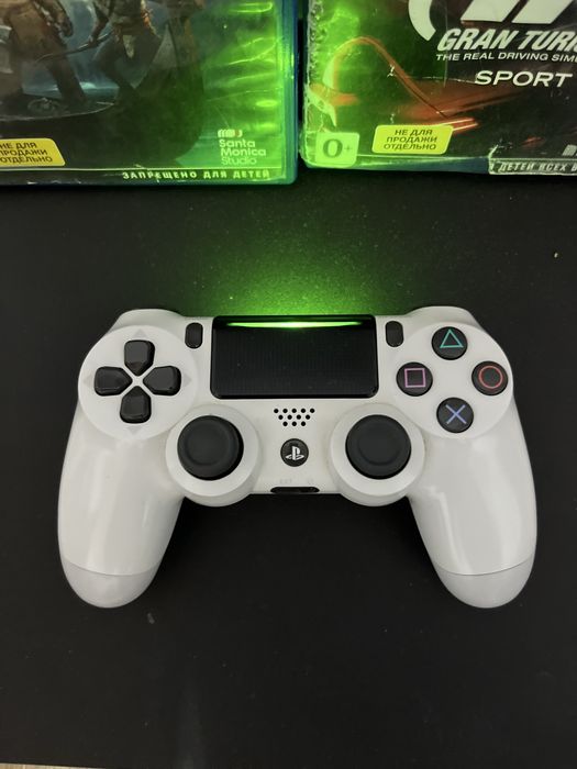 Продам PS4 Slim .