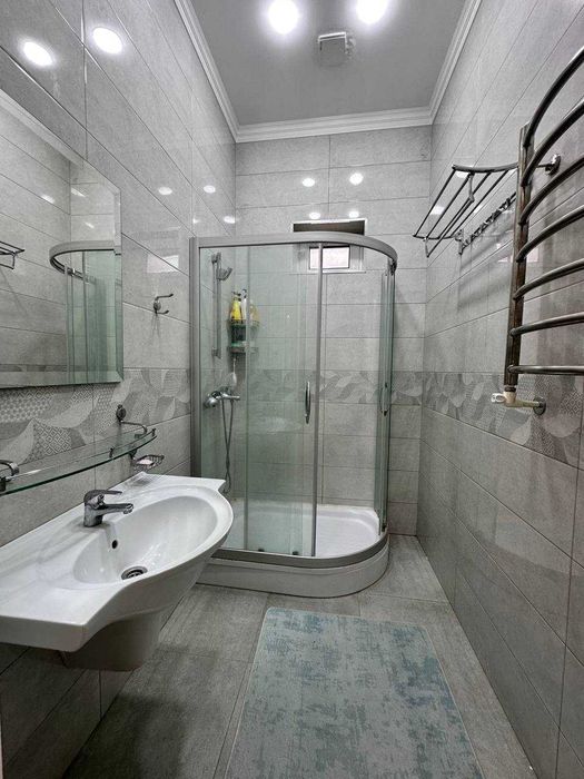 Продаётся добротный дом, 6 соток. 6 комнат. летняя кухня.  Дом угловой