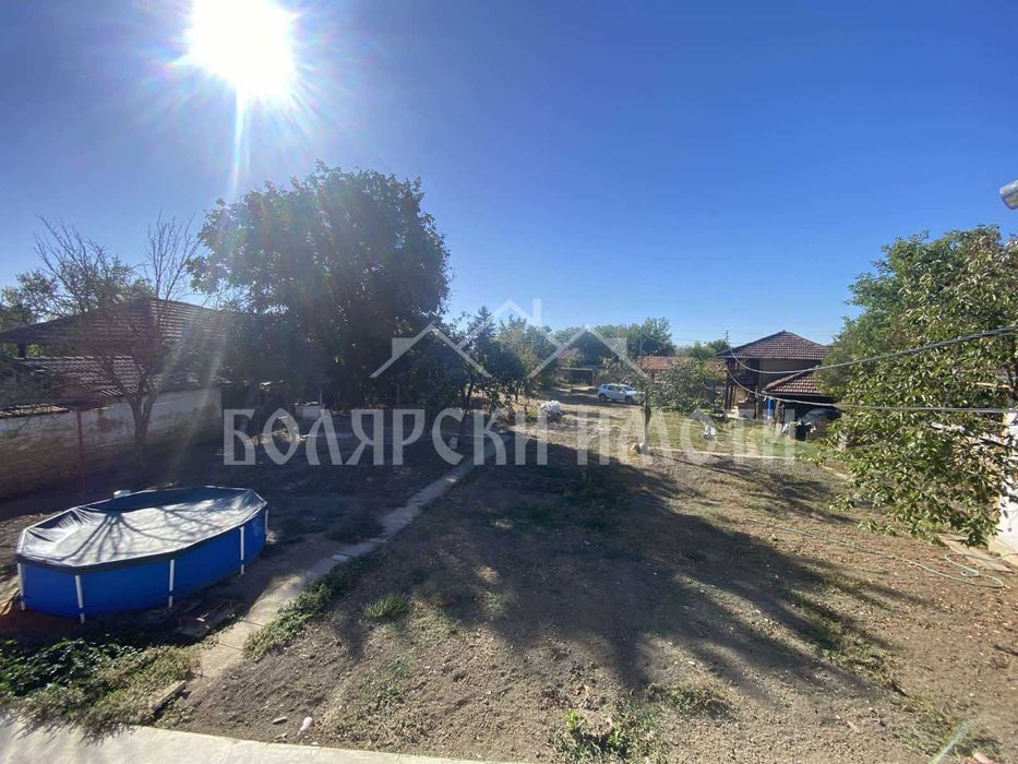 Двуетажна къща с дворно място в с. Ресен