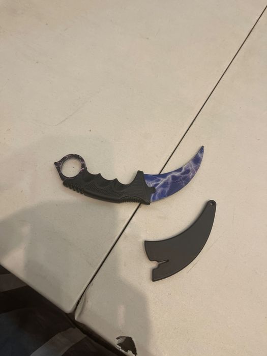 Karambit cu fulgere nu are tais