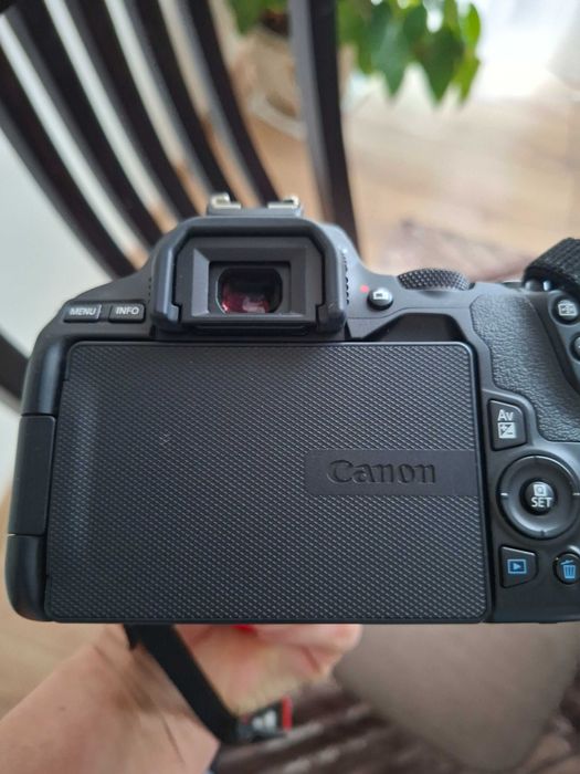 DSLR Фотоапарат Canon EOS 250D 18-55 IS 24.1, MPx ,WI-FI