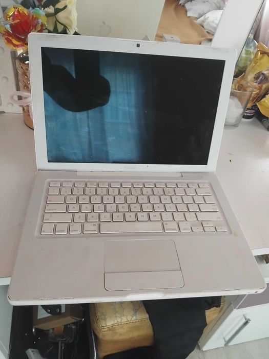 Части за лаптоп на снимките се вижда модела