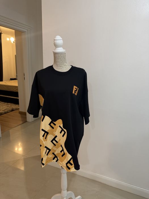 Tricou bărbătesc cu design statement și croială lejeră, perfect pentru un look modern și premium
