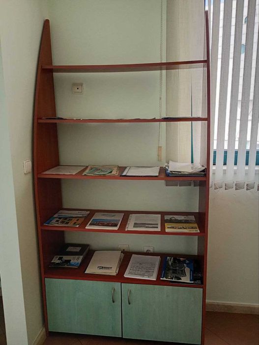 Продавам офис мебели