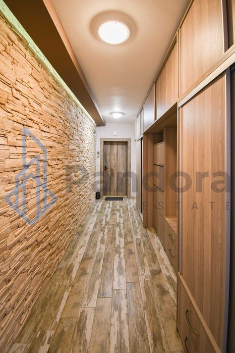 Тристаен , Младост 1 ЛУКС