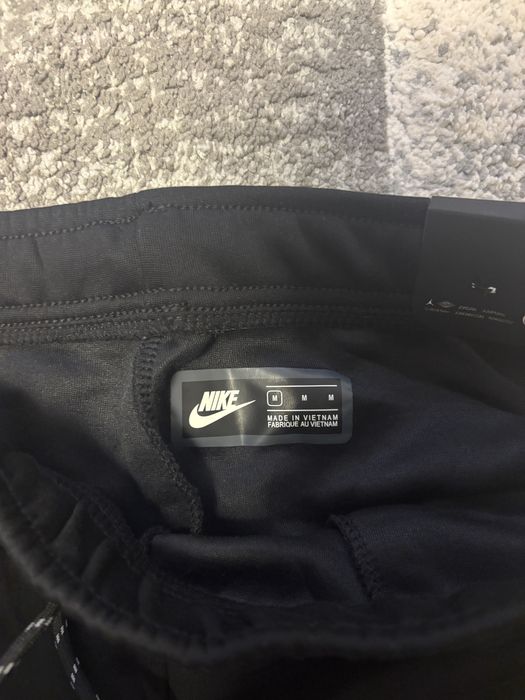 Pantaloni Nike negri originali mărimea M – Noi cu etichetă
