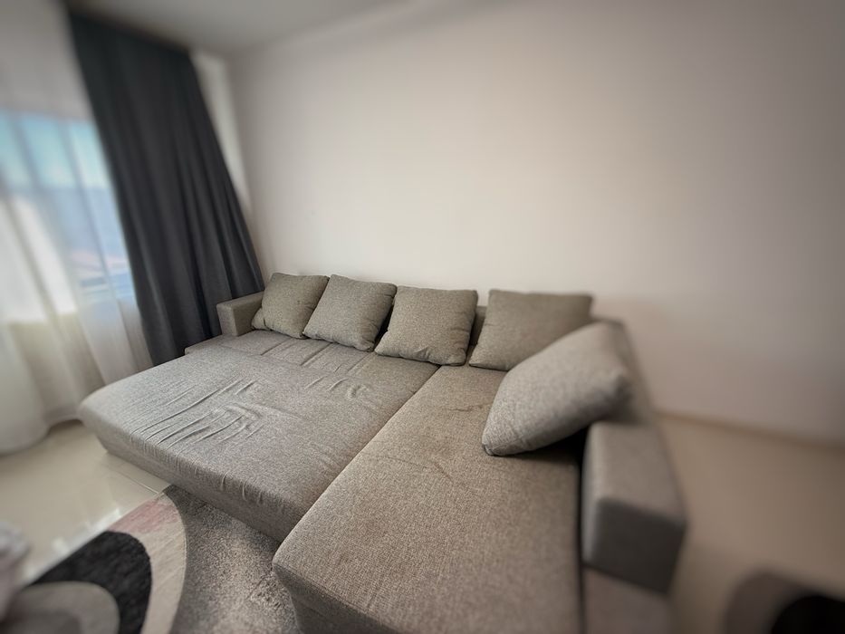 Canapea extensibilă gri + 5 perne, preț avantajos