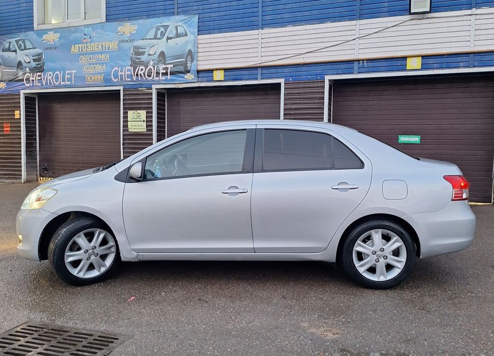 Таета Ярис 2010 год