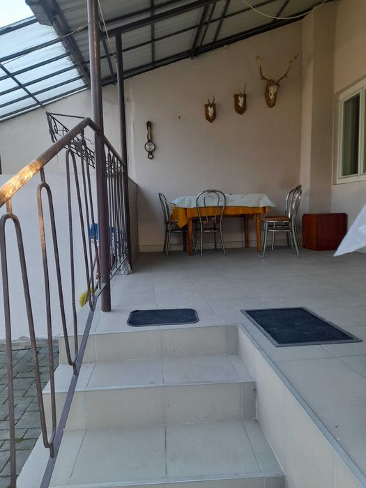 Casa cu etaj , 4 camere , central , acces in curte cu masina