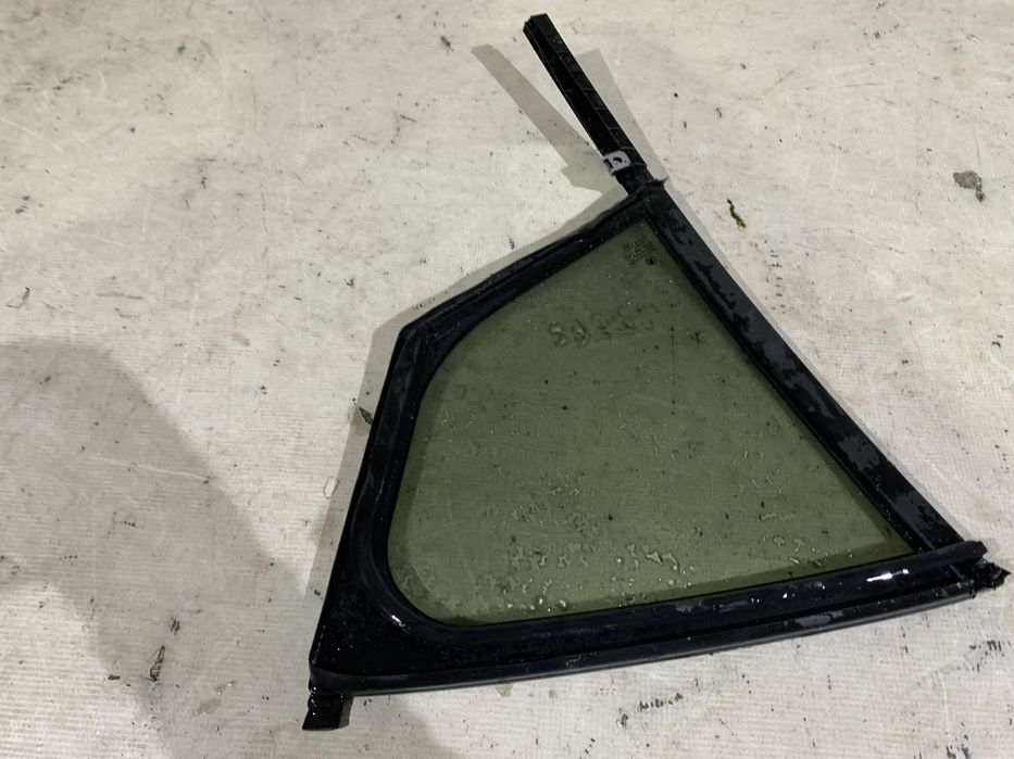 Geam mic coltar usa dreapta spate - cu cheder, Skoda Octavia 3 Berlina, 2013, 2014, 2015, 2016, 2017, 2018, 2019, 2020, cod origine OE 5E5845214.