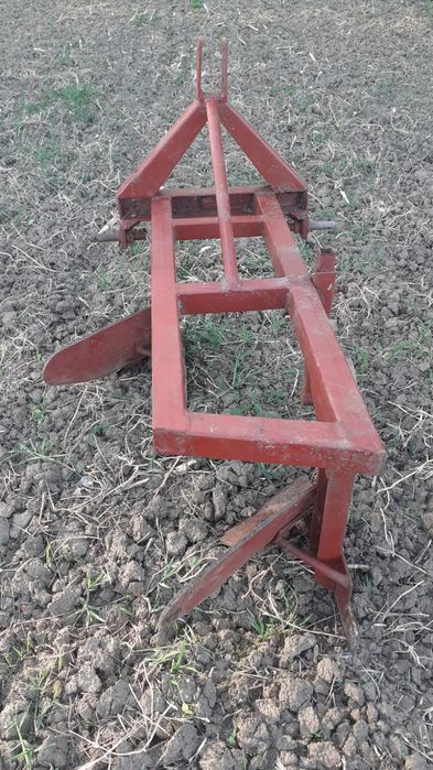 Plug mic cu două brazde cu roata reglabila