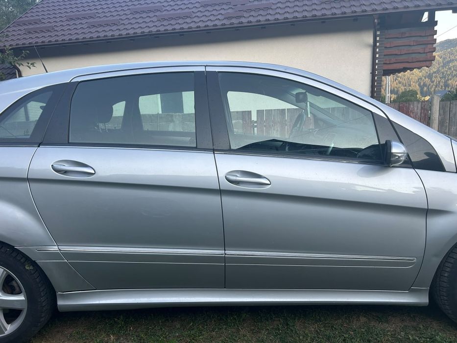 Vând Mercedes Benz B200 CDI.