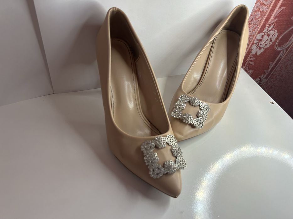 Женские туфли со стразами