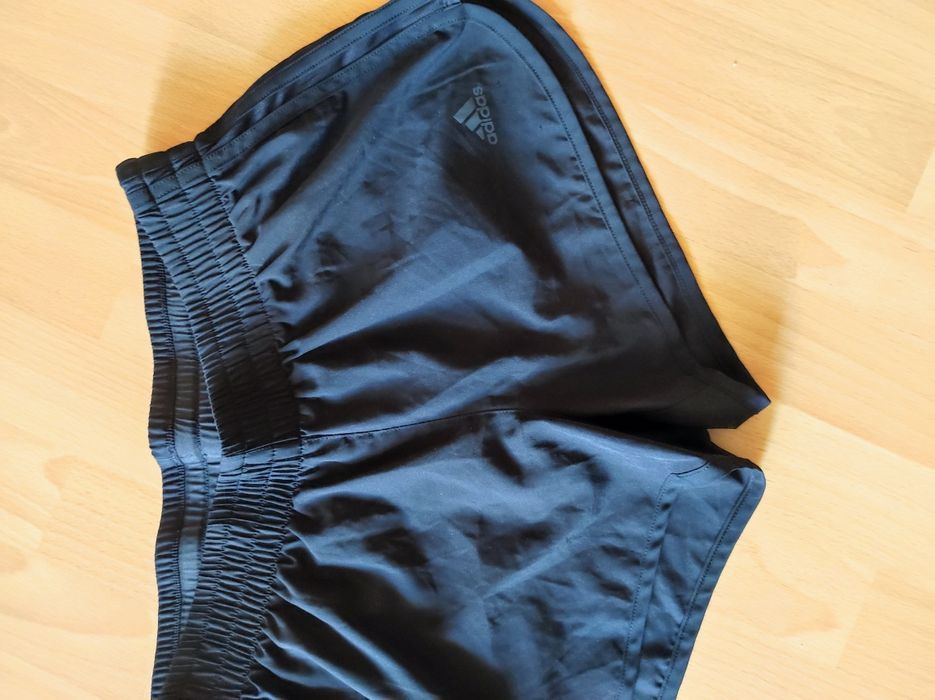 Къси панталони Adidas размер S чисто нови без етикет