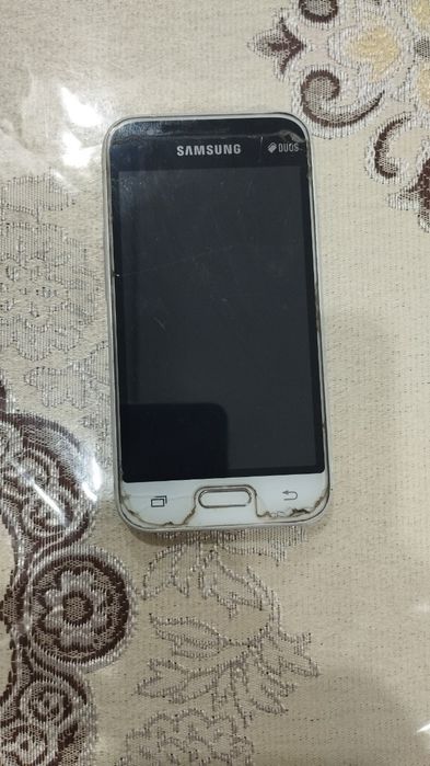 Samsung telefon, naushnik va powerbank