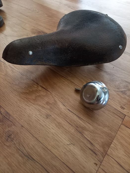 Продам  сидушку советскую(кожанную)  велосипедную