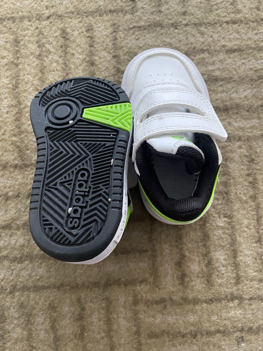 Adidasi adidas pentru bebeusi in stare impecabila