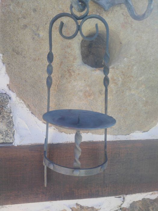 Продавам много стар свещник от ковано желязо