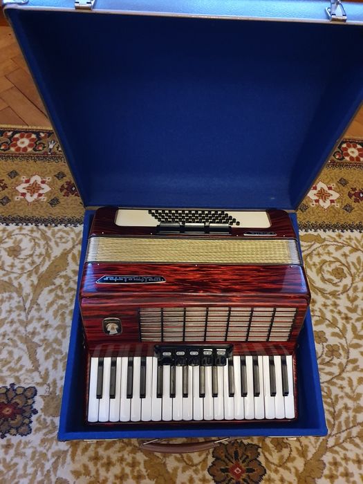 Продавам акордеон Weltmeister 60 баса