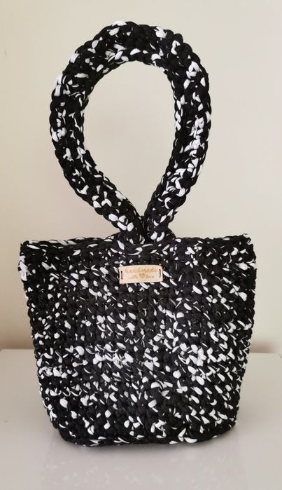 Плетена черно-бяла чанта