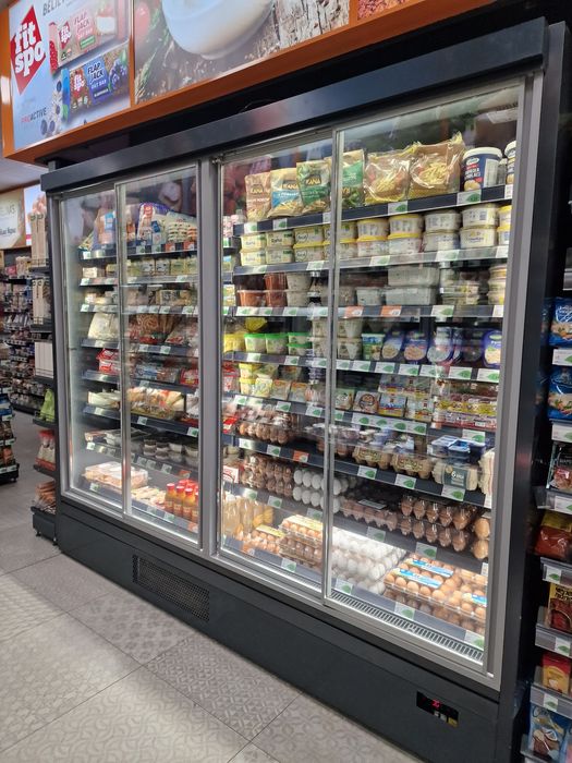 Крайстенна хладилна витрина с вграден хладилен агрегат 260х76х216 см