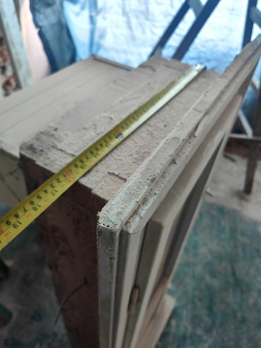 Продавам два прозореца дървени с щори