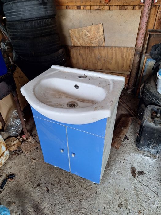 Lavoar și dulap baie