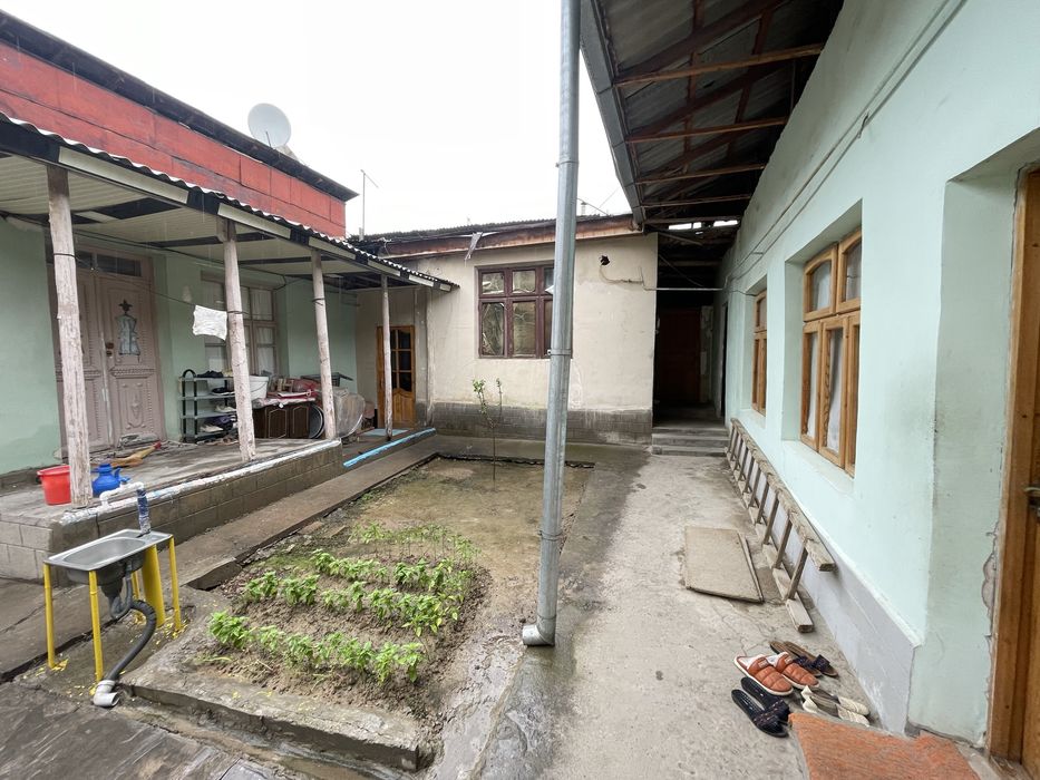 Uy hovli Srochniyga sotiladi eski shaharda