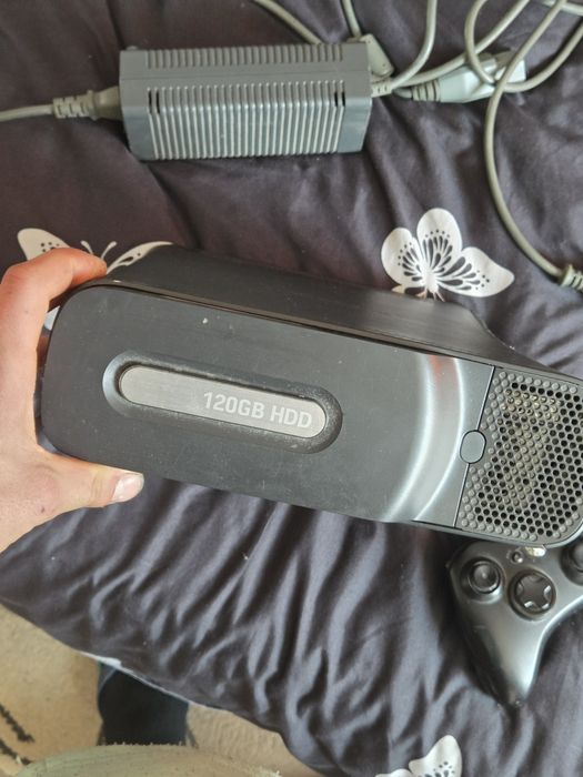 Vând Xbox 360 cu doua manete