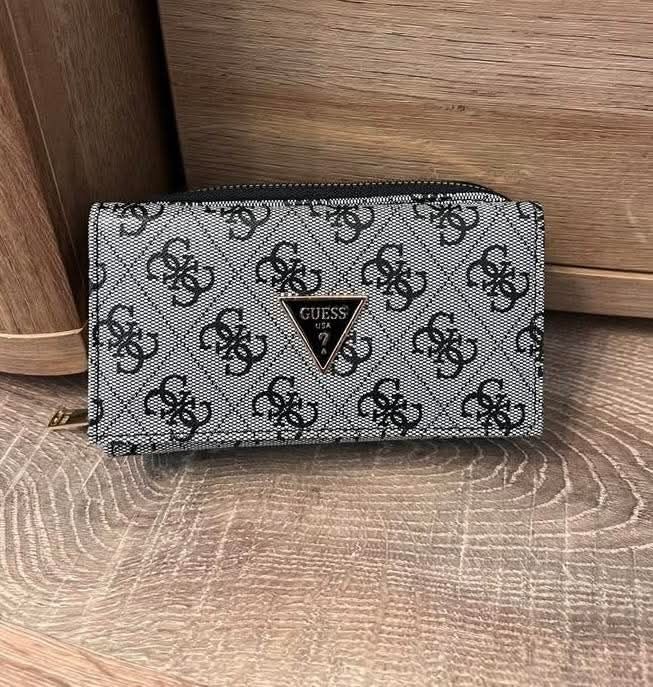 Дамско портмоне Guess