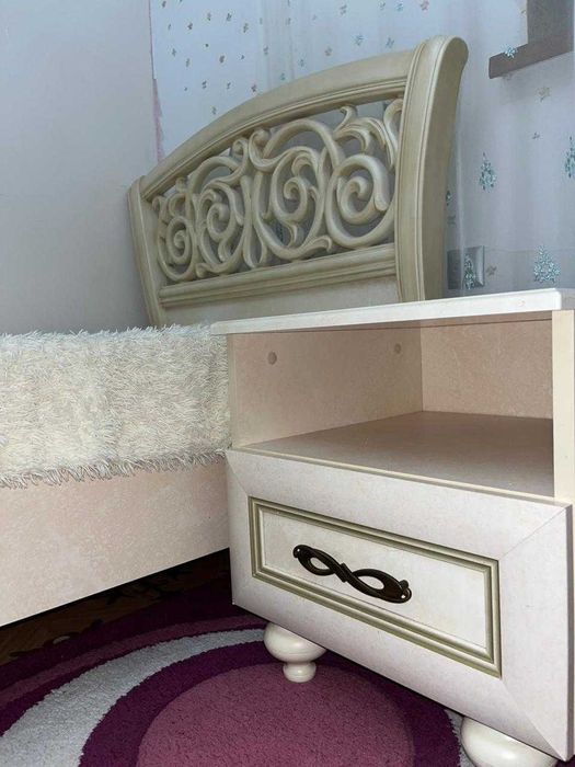 Кровать с матрасом и тумбочки