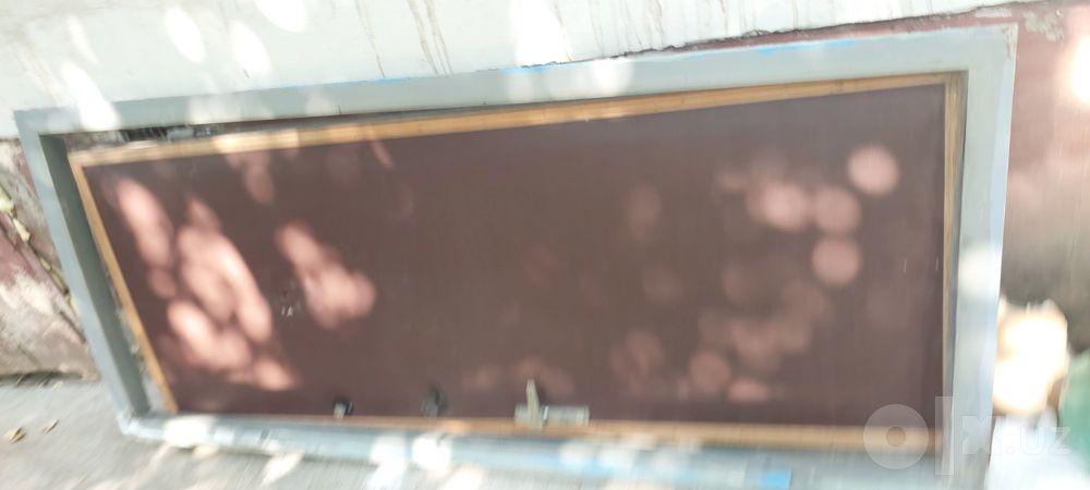 продам железную входную дверь, глазок обычный..