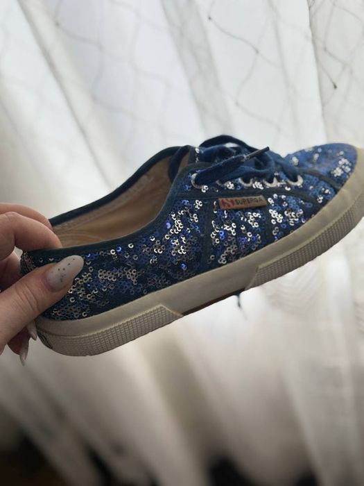 Продаются фирменные женские кроссовки.