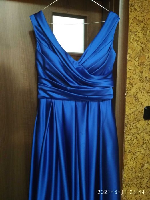 Продавам дълга официална рокля