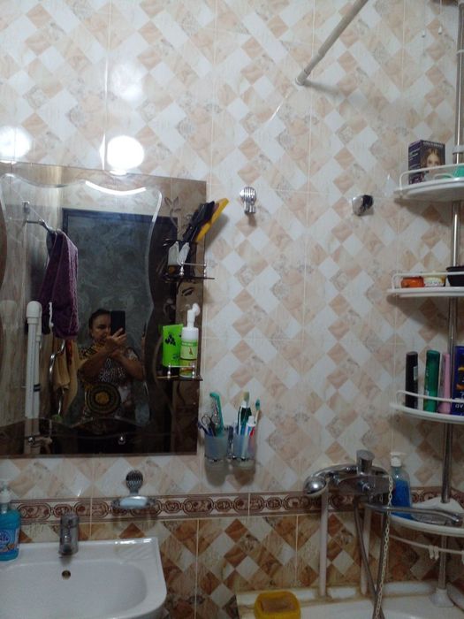 Срочно 2 хонали 3 каватдан 6 метр балкони бор квартира сотилади  6 мик