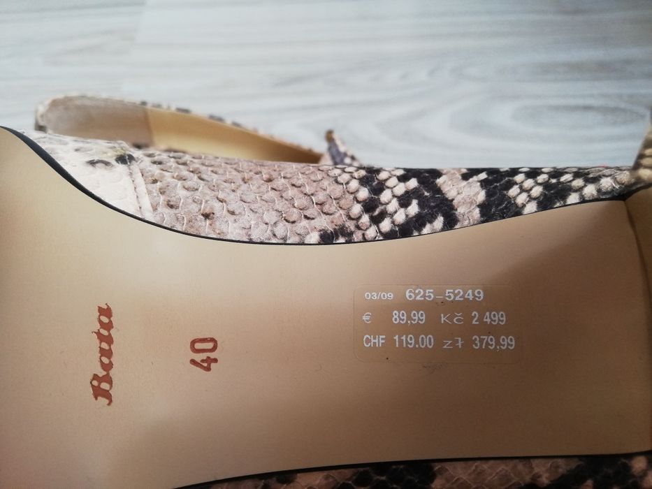 Чисто нови елегантни обувки Bata,змийски мотив и златен ток