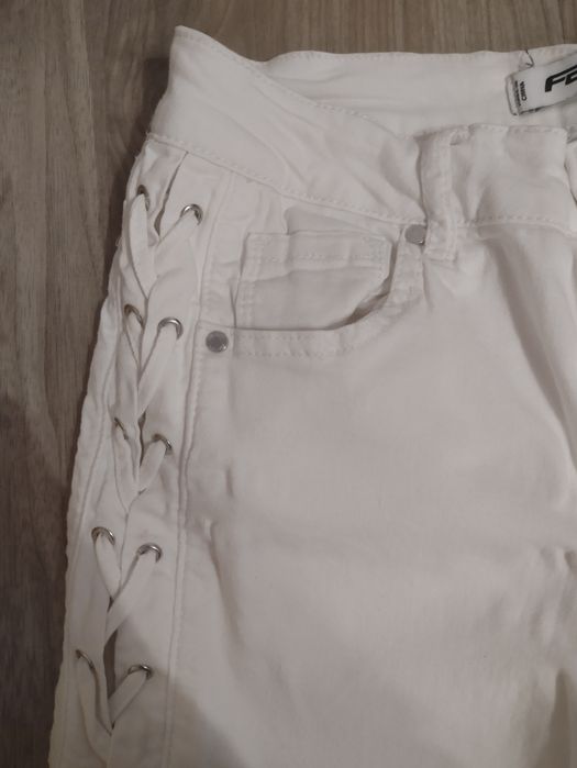 Бели дамски дънки