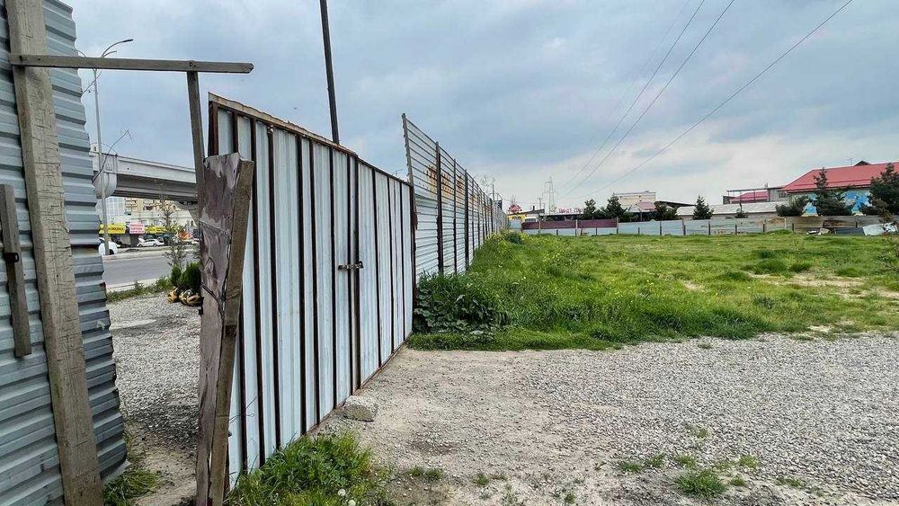 Qoyliq 7 massivda 35 sotix betonka joy arendaga (katta yo‘l bo‘yida)