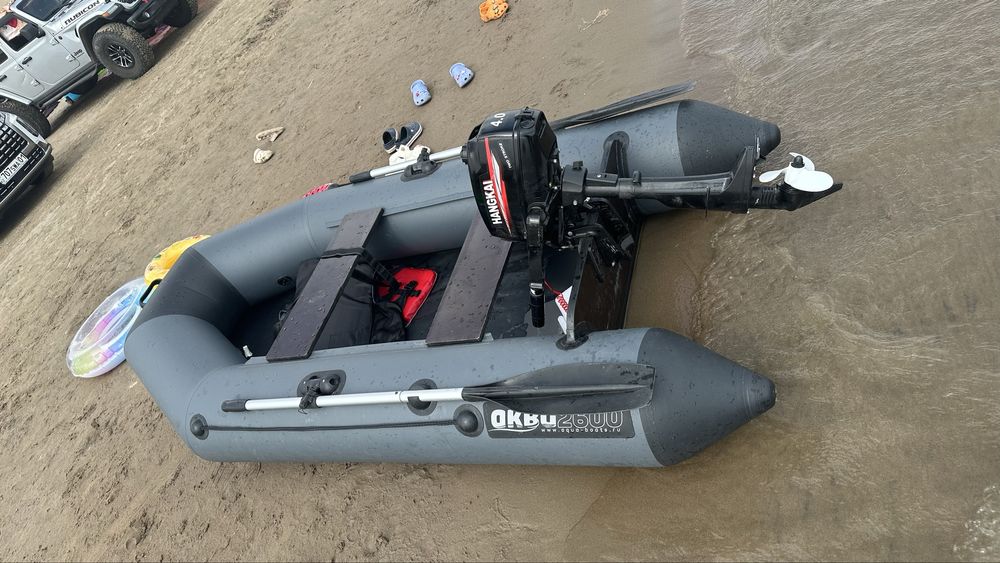 Продам лодку с маторам