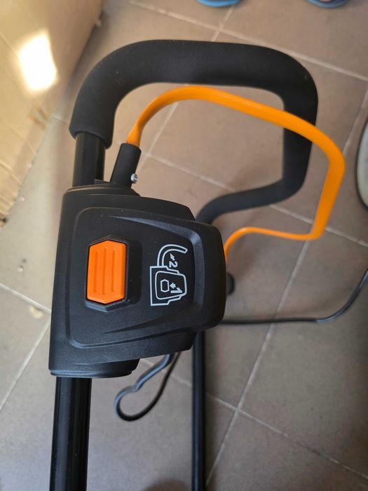 Masina de tuns iarba și tractoare LawnMaster Zenitech M2EB1637M 1600W 37cm, 6 înălțimi reglabile 20-70mm