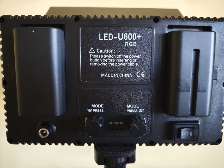 Комплект LED осветление за фото и видеозаснемане U600+ (В комплекта са включени батерии и стативи.)