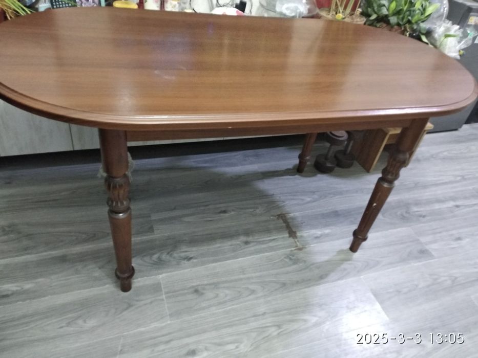 Продается стол срочно в гостиную