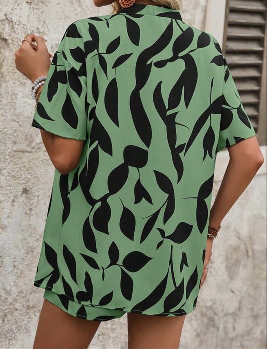 Комплект от къси панталони и риза