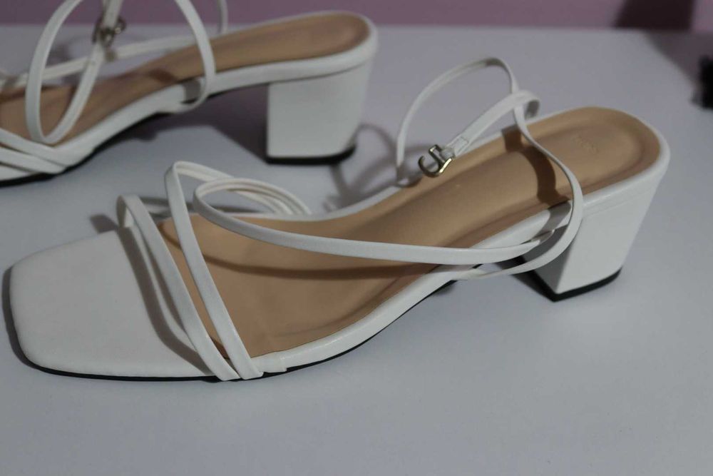 Sandale cu toc, nepurtate