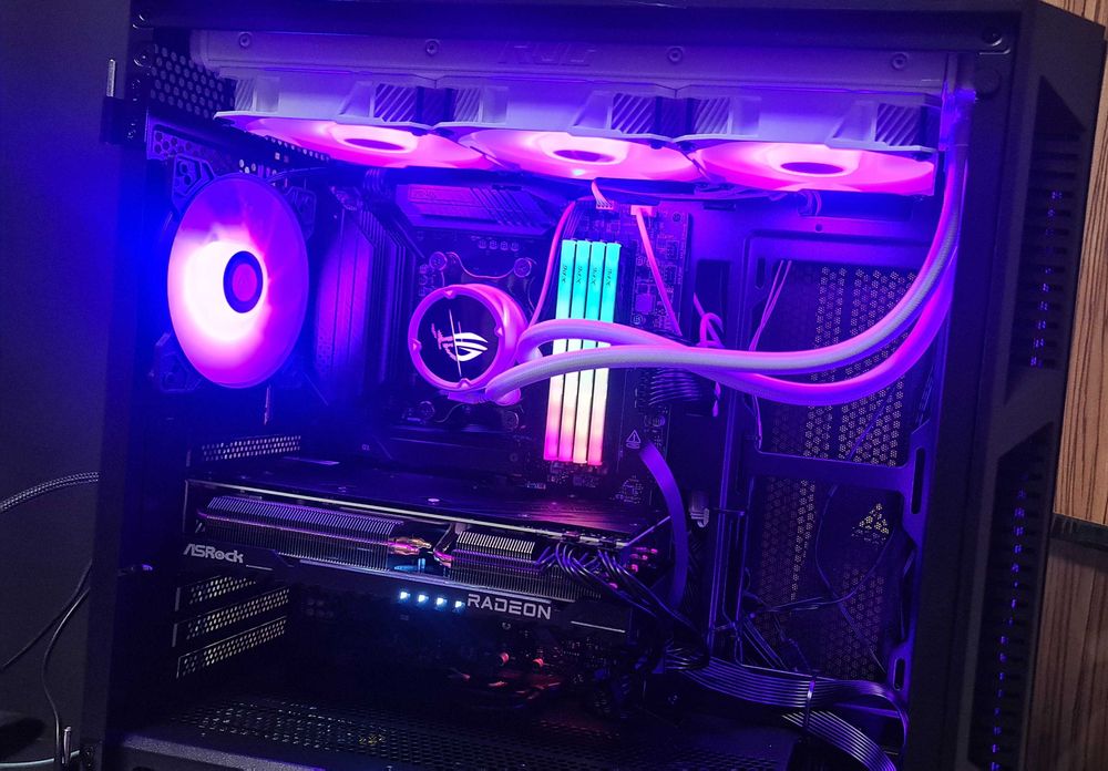 Продавам компютър RX 7700 XT, amd Ryzen 7 5800x, 2tb ssd, 64gb ram