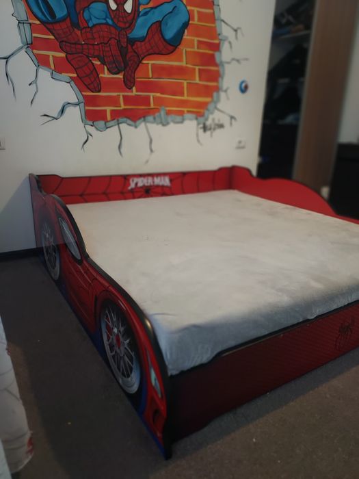 Pat masina Spider-Man, dimensiuni 160×160 cu saltea din spuma inclusa